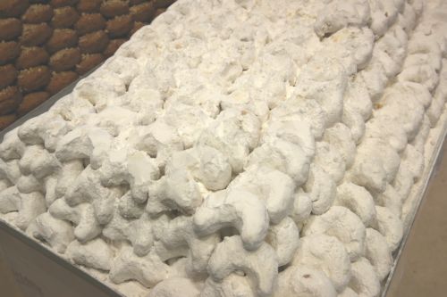 Δεν υπάρχουν Χριστούγεννα χωρίς την άχνη των κουραμπιέδων απλωμένη παντού. Απλά.