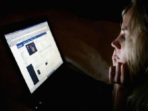 Το «επικίνδυνο» χαρακτηριστικό που κάνει το Facebook εθιστικό