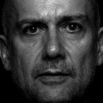 Μαρκ Κουίν: Καλούπια σωμάτων και αυτοπροσωπογραφία με αίμα σε νεοκλασσικό χώρο