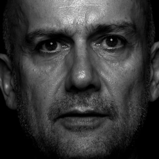 Μαρκ Κουίν: Καλούπια σωμάτων και αυτοπροσωπογραφία με αίμα σε νεοκλασσικό χώρο