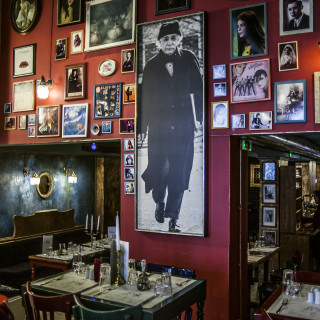 Όποιος ψάχνει «Τα Παλιατζίδικα» στο Μοναστηράκι, θα τα βρει πια στην «Πλατεία Θεάτρου»