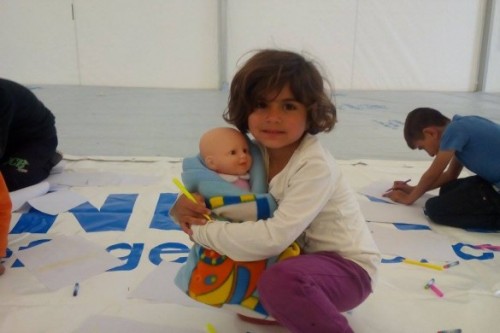 Παιχνίδια, δώρα και γραφική ύλη στα προσφυγόπουλα του Σχιστού