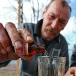 Πώς η υποκατάσταση του αλκοόλ με λάδι για το μπάνιο έγινε κυριολεκτικά φονική στη Ρωσία