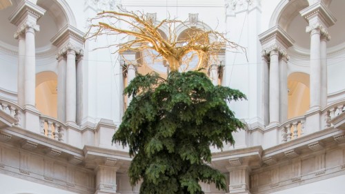 Τι σημαίνει το ανάποδο χριστουγεννιάτικο δέντρο στην Tate Britain;