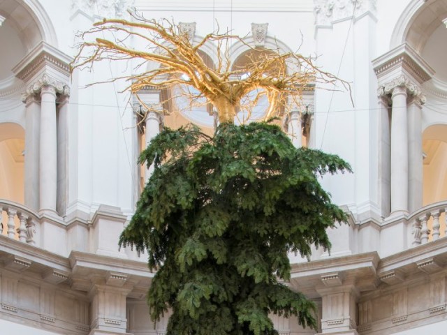 Τι σημαίνει το ανάποδο χριστουγεννιάτικο δέντρο στην Tate Britain;