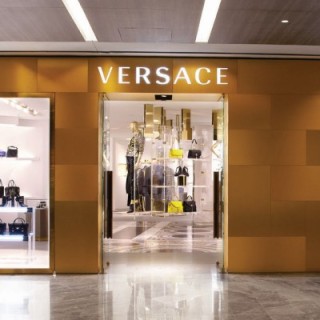 O οίκος Versace πρέπει να μετονομαστεί σε «Ρατσίστε»