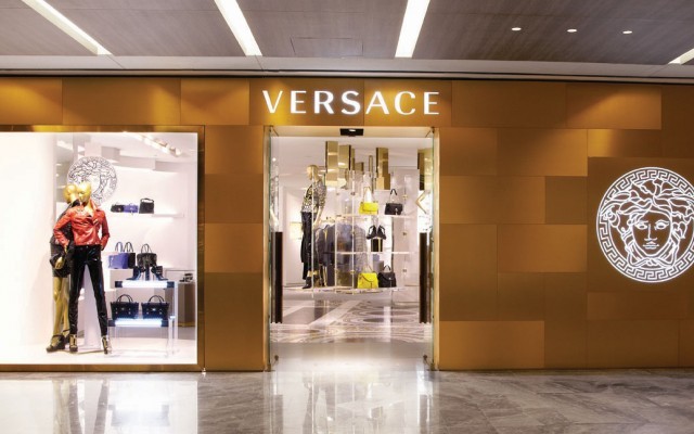 O οίκος Versace πρέπει να μετονομαστεί σε «Ρατσίστε»