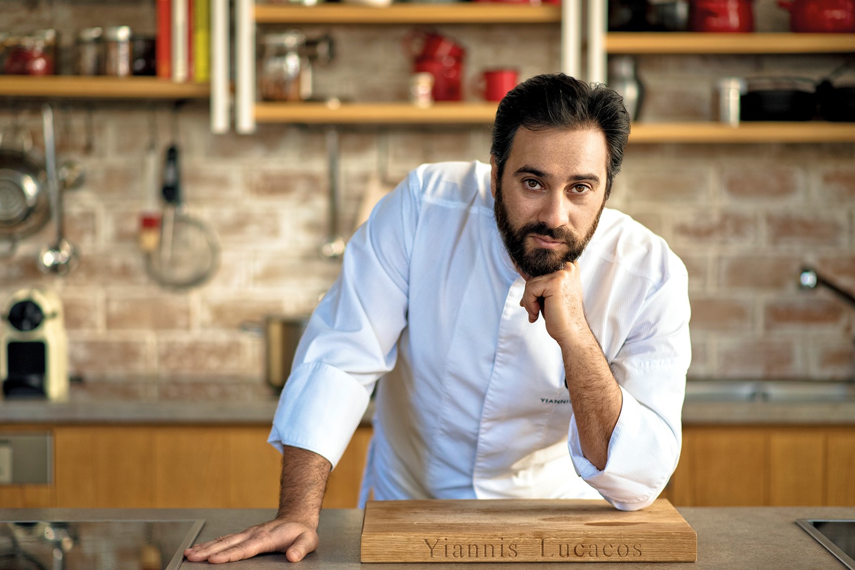 Ο chef και ιδιοκτήτης του εστιατορίου ΨΩΜΙ & ΑΛΑΤΙ, Γιάννης Λουκάκος