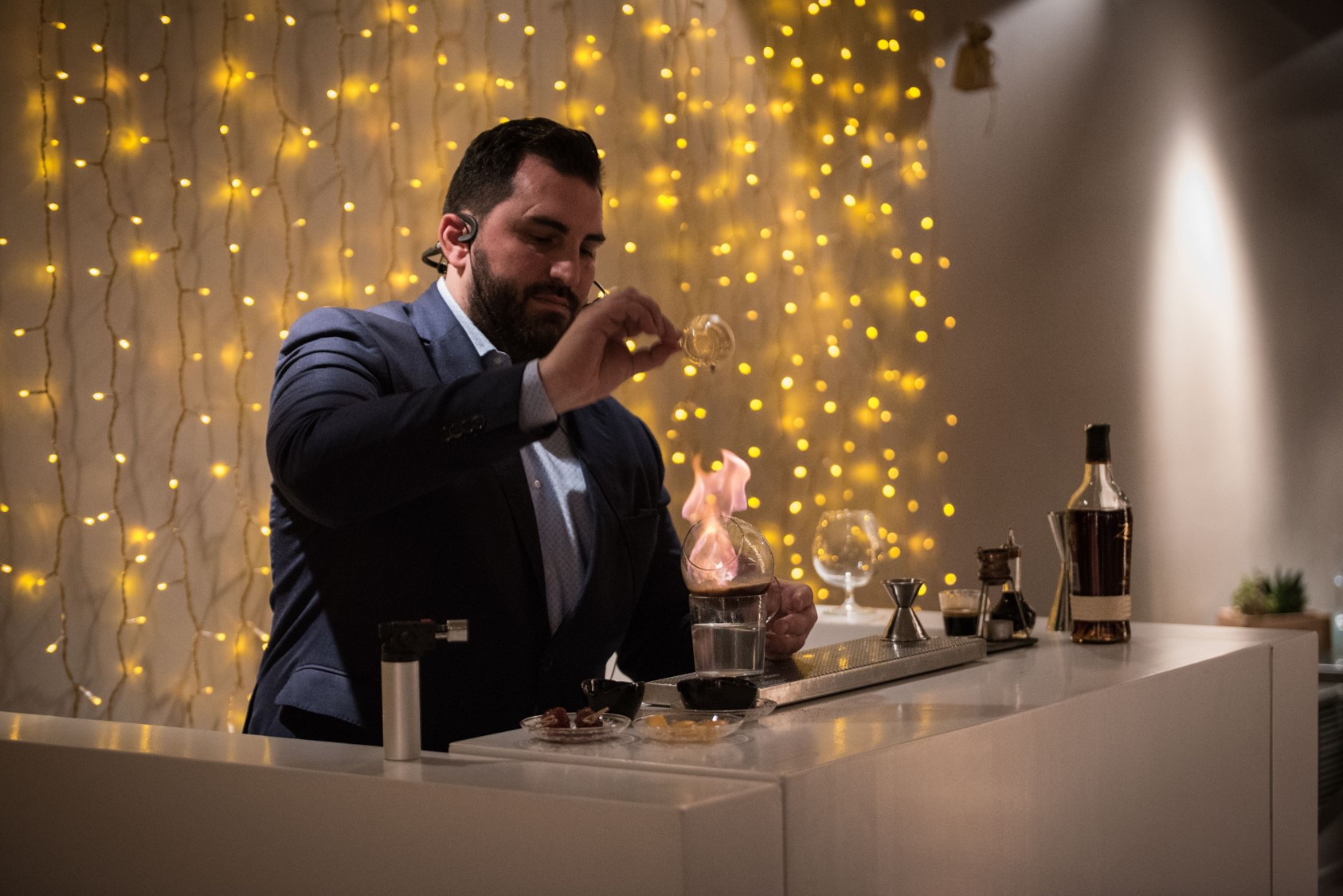 Ο bartender, Σπύρος Κερκύρας, στην παρουσίαση του λευκώματος