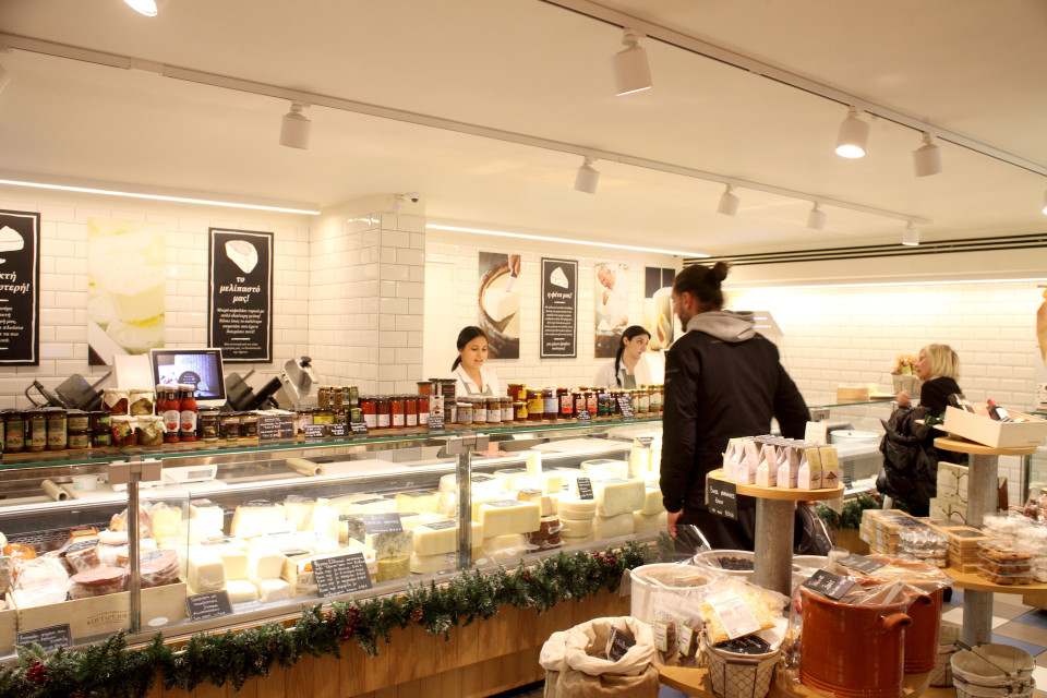 Kostarelou cheesemaking products shop at Kolonaki, Athens, December 2016 / Το κατάστημα τυροκομικών προϊόντων Κωσταρέλου στο Κολωνάκι, Αθήνα, Δεκέμβριος 2016