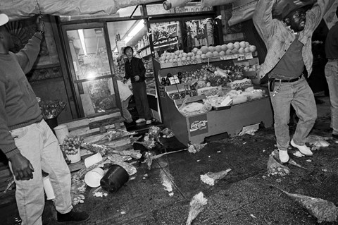 Νεοϋορκέζοι διαδηλωτές παίρνουν τους δρόμους σε απάντηση της αθώωσης των αξιωματικών που ξυλοκόπησαν τον Rodney King. Κάποια ασιατικά μαγαζιά όπως αυτό βανδαλίστηκαν. Απρίλιος 1992. Φωτογραφία: Linda Rosier.