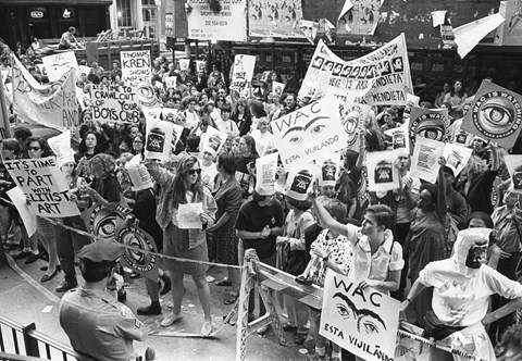 Η Συμμαχία Δράση Γυναικών (Women's Action Coalition) διαδηλώνει στο άνοιγμα του Guggenheim Soho για να διαμαρτυρηθούν για την έλλειψη γυναικών καλλιτεχνών στην εναρκτήρια έκθεση του μουσείου. 25 Ιουνίου 1992. Φωτογραφία: Lisa Kahane.