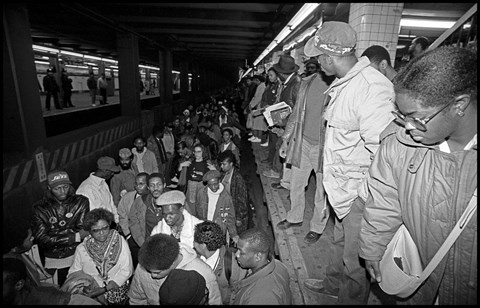 Διαδήλωση Ημέρα της Οργής στον σταθμό του μετρό Jay Street-Borough Hall, μετά την ετυμηγορία για το Howard Beach στις 21 Δεκεμβρίου 1987. Τρεις υποστηρικτές βρέθηκαν ένοχοι ανθρωποκτονίας για τον θάνατο του Michael Griffith, ο οποίος ξυλοκοπήθηκε και κυνηγήθηκε μέχρι θανάτου. Φωτογραφία: Ricky Flores.