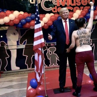 Αρπάζοντας τον Ντόναλντ Τραμπ… από τους όρχεις