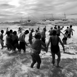 Με το Σταυρό στο χέρι