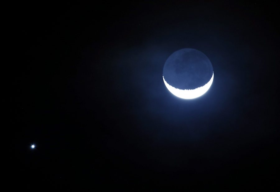 epaselect epa05695788 The bright planet Venus (L), which is nicknamed the 'Evening Star', is seen next the crescent moon (R) above Manila, Philippines, 03 January 2017.  EPA/FRANCIS R. MALASIG