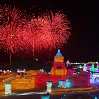 Σκάνε πυροτεχνήματα πάνω από παγωμένα αγάλματα στην Κίνα