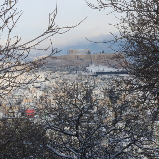 Ο λόφος της Ακρόπολης χιονισμένος
