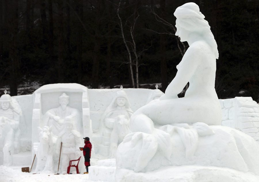 epaselect epa05712040 A worker puts the finishing touches on a snow sculpture at a park in Taebaek, about 270km southeast of Seoul, South Korea, 12 January 2017, during the eve of an annual snow festival that will run till 22 January.  EPA/YONHAP SOUTH KOREA OUT
