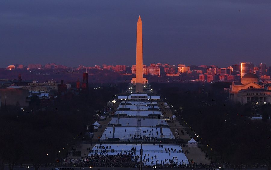 epa05734594 The sunrise shines on the Washington Monument hours before President-elect Donald Trump is sworn in as the 45th President of the United States in Washington, DC, USA, 20 January 2017. Trump won the 08 November 2016 election to become the next US President.  EPA/Ricky Carioti / POOL
