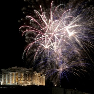Πυροτεχνήματα πάνω από την Ακρόπολη για τον ερχομό του 2017