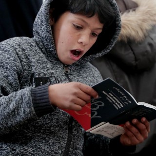 Τα προσφυγόπουλα μαθαίνουν ελληνικά