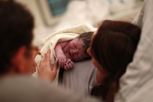 Το πρώτο μωρό του 2017 γεννήθηκε από το πρώτο παιδί του 1980