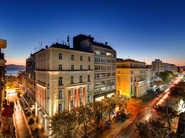 Στο κέντρο της Θεσσαλονίκης, ένα ξενοδοχείο αλλάζει χρώμα στην πόλη
