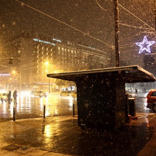 Μεσάνυχτα στη χιονισμένη Αθήνα