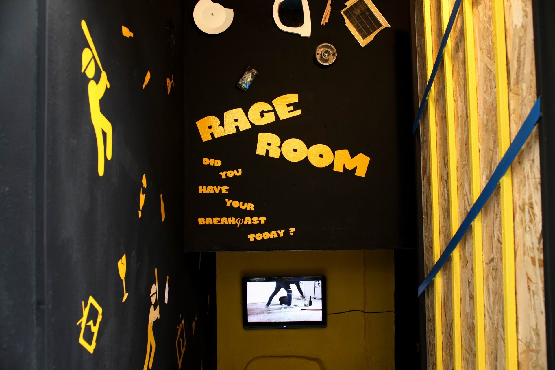 Κατεβείτε την σκάλα προς το υπόγειο του αριθμού 6