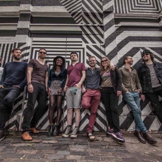 London Afrobeat Collective: «Ελπίζουμε ότι τα τραγούδια μας θα γίνουν μέρος της ιστορίας που έχουν γράψει οι James Brown, Marvin Gaye και Fela Kuti»