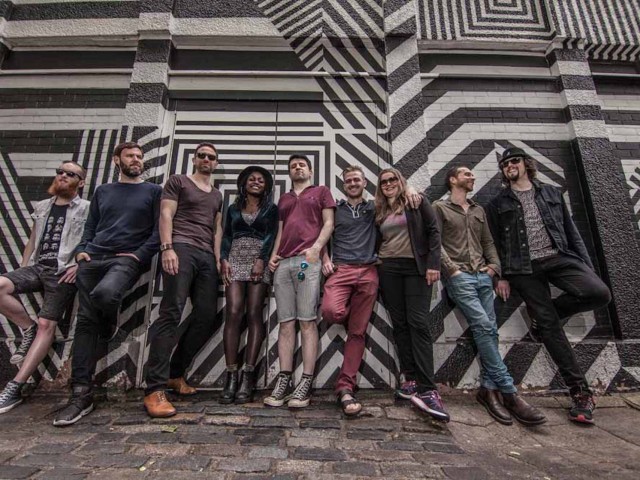 London Afrobeat Collective: «Ελπίζουμε ότι τα τραγούδια μας θα γίνουν μέρος της ιστορίας που έχουν γράψει οι James Brown, Marvin Gaye και Fela Kuti»