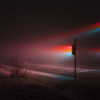 Σουρεαλιστικά φώτα δρόμου στην ομίχλη