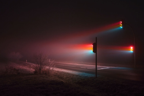 Σουρεαλιστικά φώτα δρόμου στην ομίχλη