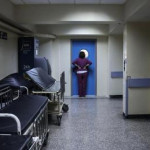 «Στο όνομα των σκληρών δημοσιονομικών στόχων, άνθρωποι που θα μπορούσαν να επιζήσουν πεθαίνουν»