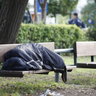 Άφησε τους άστεγους εκτεθειμένους στο πολικό ψύχος επειδή έληξε το ωράριό του