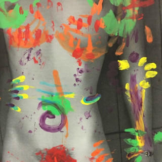 Ένα Σοκαριστικό Έργο Τέχνης για τα Αποτελέσματα της Σεξουαλικής Επίθεσης (NSFW)