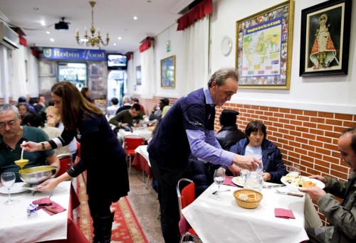 Σ’αυτό το εστιατόριο της Μαδρίτης πληρώνουν οι πλούσιοι και τρώνε οι φτωχοί
