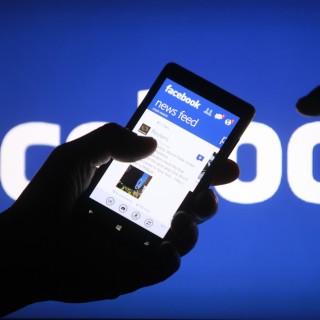 Αυξάνονται οι χρήστες και τα κέρδη για το Facebook παρά τα σκάνδαλα