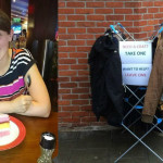 Μια «ζεστή» κρεμάστρα στο δρόμο