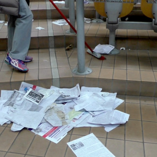 Κάποιοι φοιτητές στην Νομική έπιασαν τις σκούπες (ΒΙΝΤΕΟ)