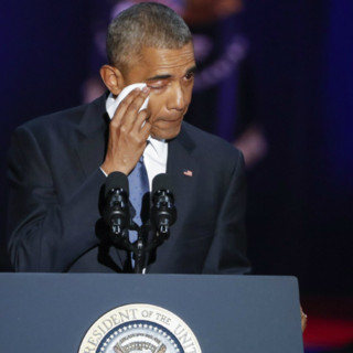 Όλα όσα πρέπει να ξέρετε για την -γεμάτη δάκρυα- αποχαιρετιστήρια ομιλία του Ομπάμα