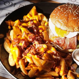 Λίγα burgers ακόμα….αυτή τη φορά Boston Burger Bar στα Άνω Πετράλωνα.