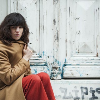 Eleanor Friedberger, 40 ετών, μακριά καστανά μαλλιά, ζει στο παρόν