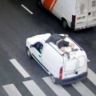 Γαντζωμένος από την οροφή του κλεμμένου αυτοκινήτου, κάλεσε την αστυνομία