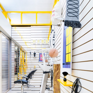 Ένα στούντιο κομμωτικής μέσα σε μια γκαλερί