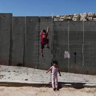 Τείχη χτίζονται σε όλο τον κόσμο για να εμποδίζουν πρόσφυγες και μετανάστες