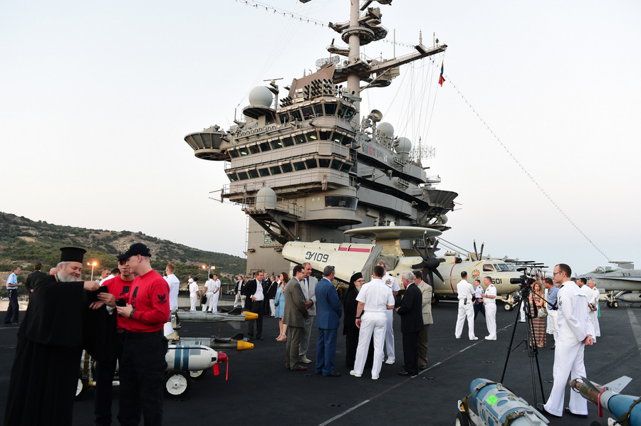 Φωτογραφία που δόθηκε σήμερα στη δημοσιότητα και εικονίζει τον αρχιεπίσκοπο Αμερικής Δημήτριο να επισκέπτεται το αμερικανικό αεροπλανοφόρο USS Harry S.Truman (CVN-75) , την Τετάρτη 22 Ιουνίου 2016, το οποίο έχει καταπλεύσει στη ναυτική βάση Μαραθίου στη Σούδα Χανίων, Πέμπτη 23 Ιουνίου 2016. ΑΠΕ-ΜΠΕ/ΑΠΕ-ΜΠΕ/ΔΗΜΗΤΡΗΣ ΠΑΝΑΓΟΣ