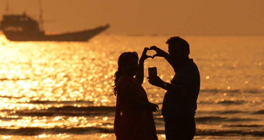 epa05792972 Indian couple take a selfie as they celebrate Valentine's Day at Gorai beach near the Arabian Sea coast in Mumbai, India, 14 February 2017. Valentine's Day is celebrated all over the world on 14 February.  EPA/DIVYAKANT SOLANKI