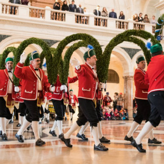 Κάθε εφτά χρόνια χορεύουν στο Μόναχο αυτοί οι βαρελάδες